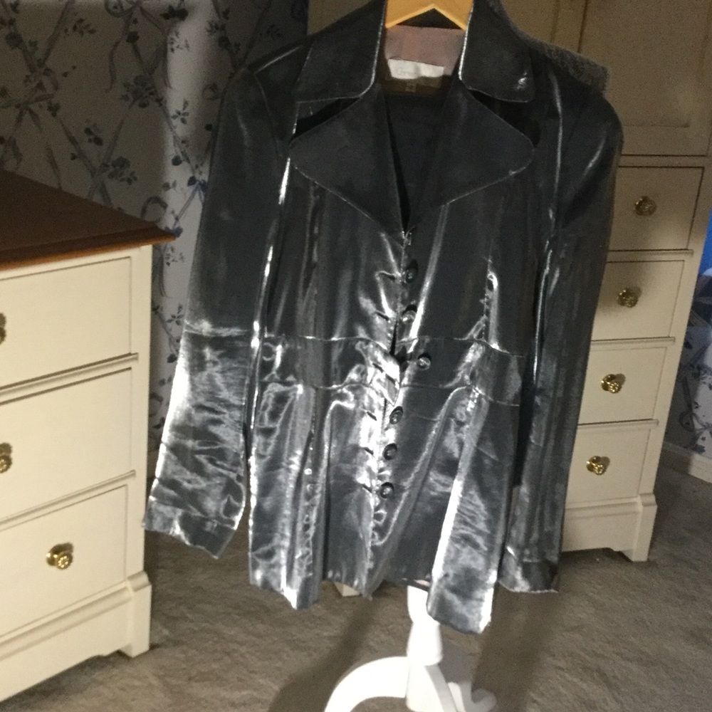 Beautiful Pewter color suit. Skirt fits great.